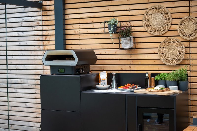 Grillfürst Moments Pizzastation mit Outdoorchef Prismo 420G, Kühlschrank, Apothekerauszug und Tür mit Staufach, inkl. Rückwand - Nero