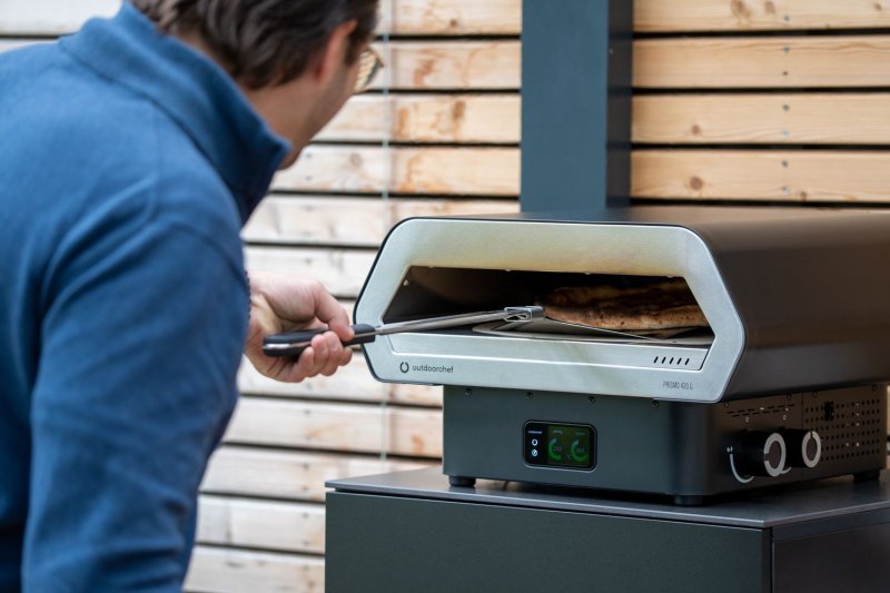 Grillfürst Moments Pizzastation mit Outdoorchef Prismo 420G, Kühlschrank, Apothekerauszug und Tür mit Staufach, inkl. Rückwand - Nero