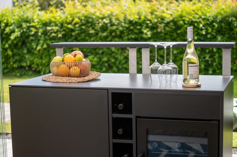Grillfürst Moments Sideboard - Cocktailbar mit Kühlschrank, Flaschenregal und Tür mit Staufach, inkl. Theke - Nero - 120 cm