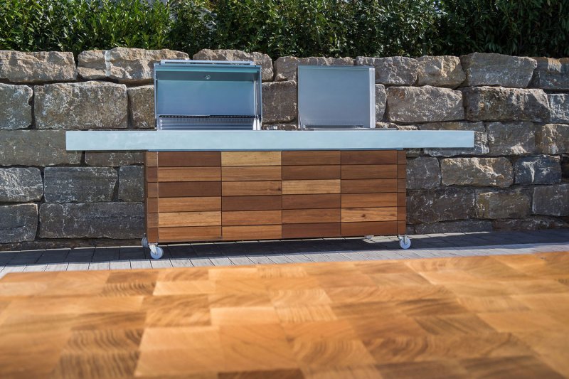 Grillfürst Outdoor Küche mit Beton-Arbeitsplatte und HPL-Unterschrank - mit edler Holzverkleidung (300 cm x 80 cm) - mit Einbaugrill und Planchagrill