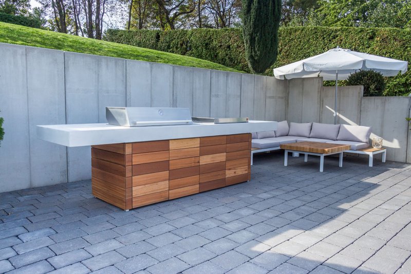 Grillfürst Outdoor Küche mit Beton-Arbeitsplatte und HPL-Unterschrank - mit edler Holzverkleidung (300 cm x 80 cm) - mit Einbaugrill und Planchagrill