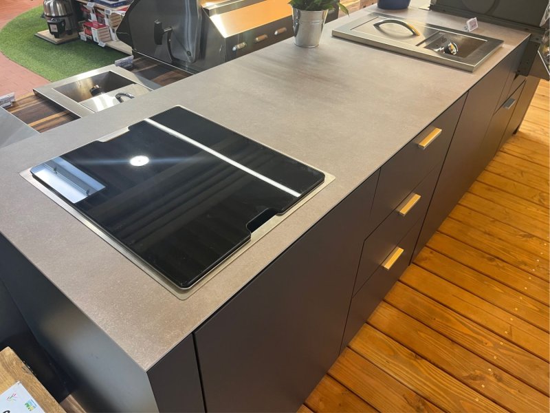 Grillfürst Outdoor Küche mit Napoleon Einbaugrill Prestige PRO 500, Seitenkocher BI-10, Spülbecken inkl. Armatur und Schubladen - Ausstellungsstück Singen