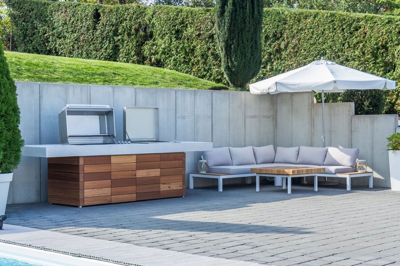 Grillfürst Outdoor Küche mit Beton-Arbeitsplatte und HPL-Unterschrank - mit edler Holzverkleidung (300 cm x 80 cm) - mit Einbaugrill und Planchagrill