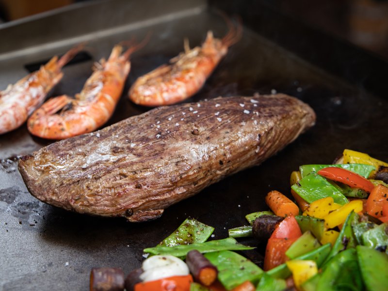 Grillfürst Plancha Grill - 2 Brenner mit insgesamt 7 kW und Edelstahl Plancha - inkl. 2 Stk. Plancha Spatel und Grillzange