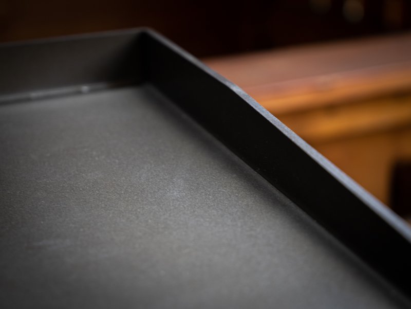 Grillfürst Plancha Grill - 2 Brenner mit insgesamt 7 kW und Edelstahl Plancha - inkl. 2 Stk. Plancha Spatel und Grillzange