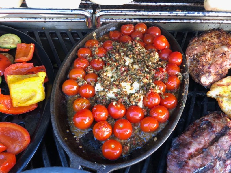 Napoleon Gusseisenpfanne mit Holz Untersetzer / oval