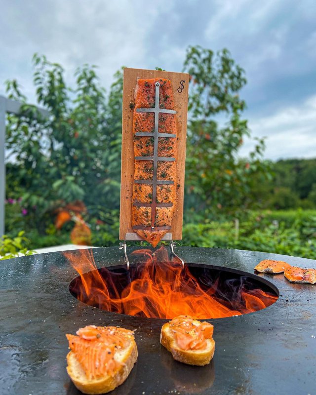 Flammlachsbrett Universal Halterung für Feuerplatten