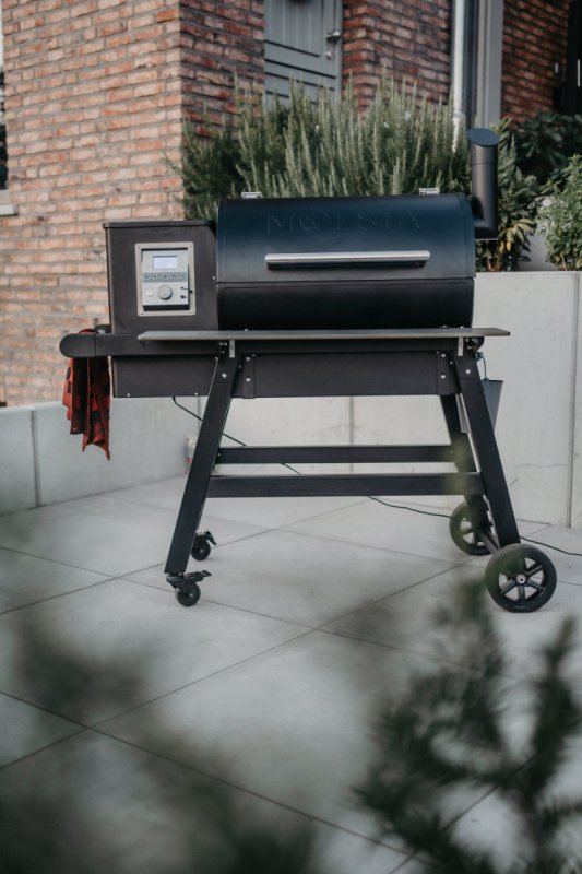 Moesta Pelletgrill Sheriff 2.0 - inkl. PaperBlank Ablagebrett grau, Jackery tragbare Powerstation Explorer 1000 & Pellets