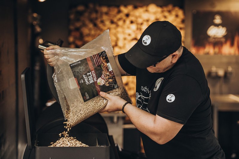 Moesta Pelletgrill Sheriff inklusive Bambus Ablagebrett und Abdeckhaube