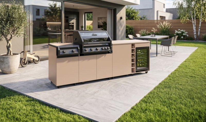 Grillfürst Moments Grillküche inkl. Kühlschrank mit Independence P590E Gasgrill, Independence P230E XXL Infrarotbrenner, Tür mit Stauraum und Flaschenregal - Mediterran / Aeris