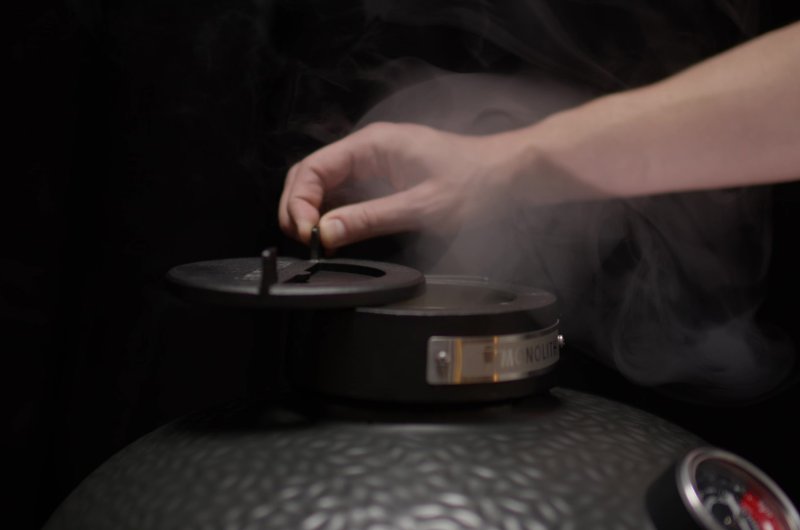 Monolith Grill AVANTGARDE.66 - satin-matt Schwarz - mit Gestell und Seitentischen