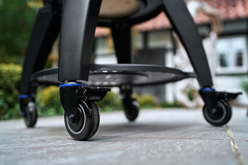 Monolith Grill AVANTGARDE.55 Satin-Mattschwarz - mit Gestell + Seitentischen - inkl. Zubehör-Starterpaket