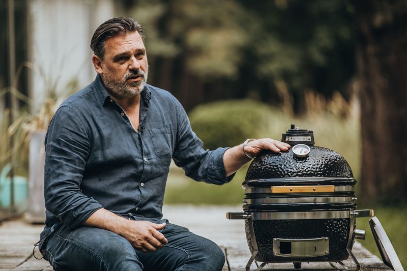 Monolith ICON Black Keramikgrill Tischgrill inkl. Gestell