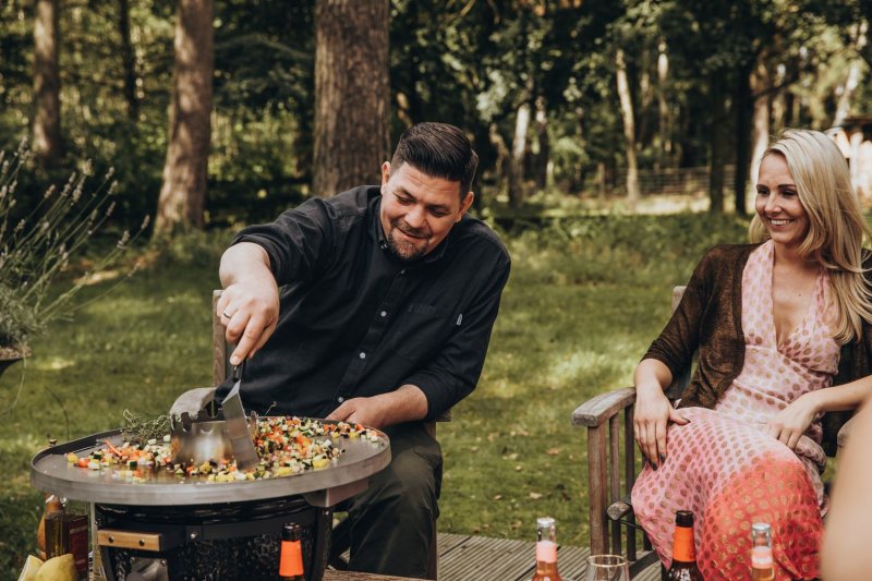 Monolith ICON Black Keramikgrill Tischgrill mit Gestell - inkl. Feuerplatte, Deflektorstein und Abdeckhaube