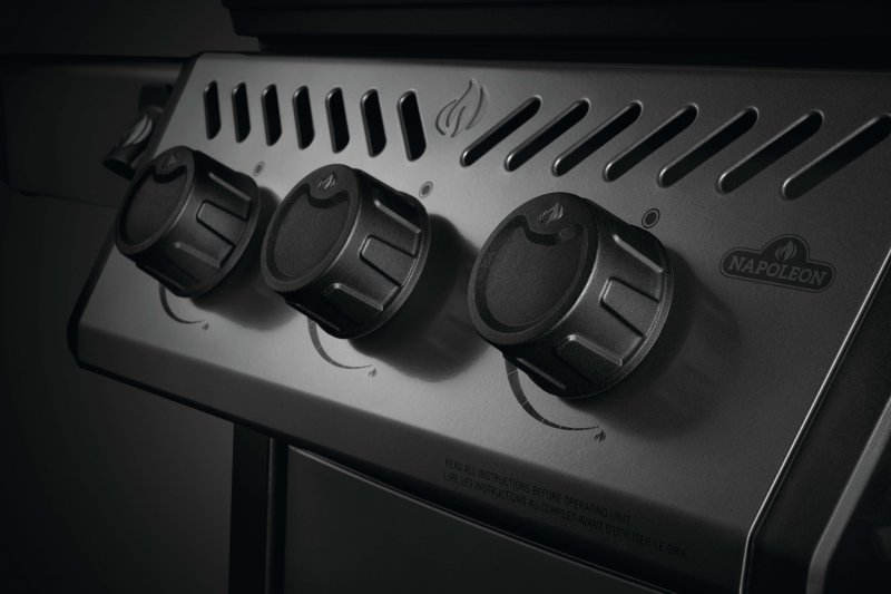 Napoleon Freestyle 365 Gasgrill, Graphit - mit Sizzle Zone und Tür - inkl. Fleisch-Liebhaber Starter-Kit