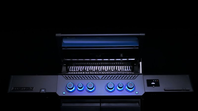Napoleon Phantom Prestige 500 Connected Gasgrill - mit SIZZLE Zone und Heckbrenner - Edelstahl-Gussroste - 50 Jahre Napoleon Edition Heritage Blue - mit Jubliäums-Box