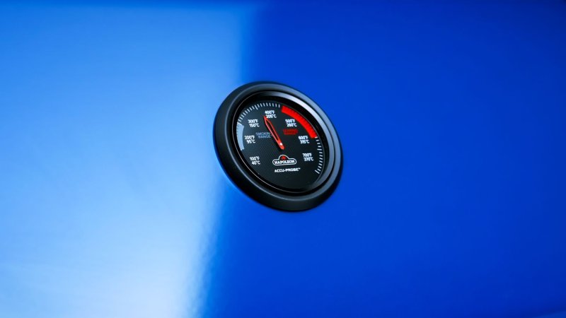 Napoleon Phantom Prestige 500 Connected Gasgrill - mit SIZZLE Zone und Heckbrenner - Edelstahl-Gussroste - 50 Jahre Napoleon Edition Heritage Blue - mit Jubliäums-Box