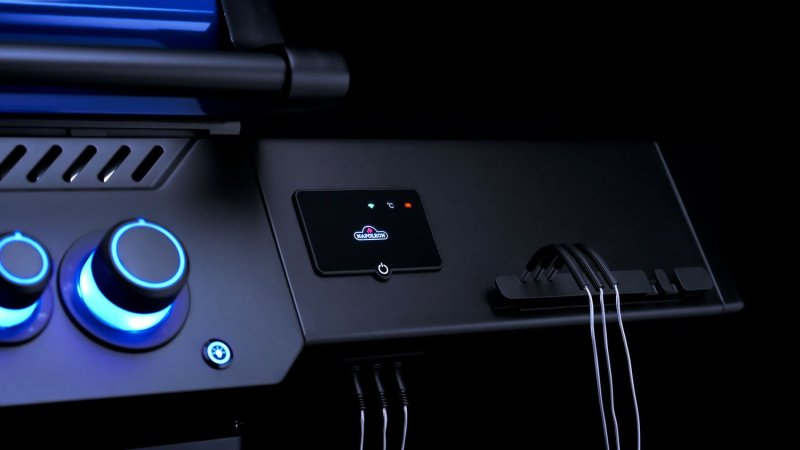 Napoleon Phantom Prestige 500 Connected Gasgrill - mit SIZZLE Zone und Heckbrenner - Edelstahl-Gussroste - 50 Jahre Edition Heritage Blue - mit Jubliäums-Box