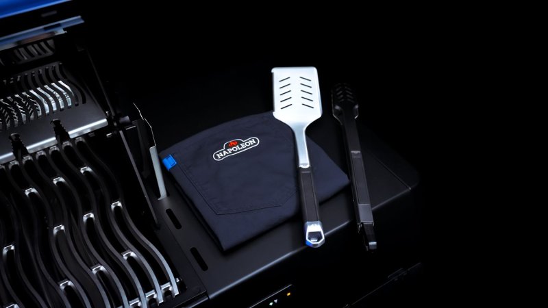 Napoleon Phantom Prestige 500 Connected Gasgrill - mit SIZZLE Zone und Heckbrenner - Edelstahl-Gussroste - 50 Jahre Napoleon Edition Heritage Blue - mit Jubliäums-Box