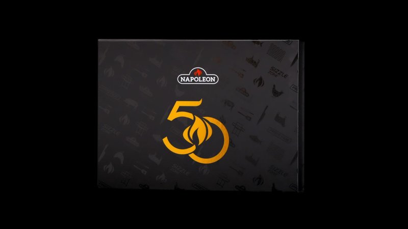 Napoleon Phantom Prestige 500 Connected Gasgrill - mit SIZZLE Zone und Heckbrenner - Edelstahl-Gussroste - 50 Jahre Edition Heritage Blue - mit Jubliäums-Box