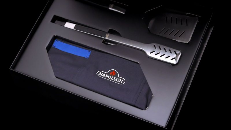 Napoleon Phantom Prestige 500 Connected Gasgrill - mit SIZZLE Zone und Heckbrenner - Edelstahl-Gussroste - 50 Jahre Edition Heritage Blue - mit Jubliäums-Box