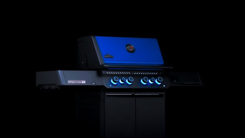 Napoleon Phantom Prestige 500 Connected Gasgrill - mit SIZZLE Zone und Heckbrenner - Edelstahl-Gussroste - 50 Jahre Napoleon Edition Heritage Blue - mit Jubliäums-Box