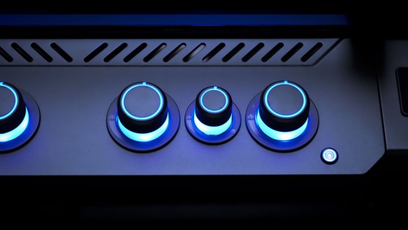 Napoleon Phantom Prestige 500 Connected Gasgrill - mit SIZZLE Zone und Heckbrenner - Edelstahl-Gussroste - 50 Jahre Napoleon Edition Heritage Blue - mit Jubliäums-Box