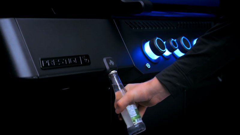 Napoleon Phantom Prestige 500 Connected Gasgrill - mit SIZZLE Zone und Heckbrenner - Edelstahl-Gussroste - 50 Jahre Edition Heritage Blue - mit Jubliäums-Box