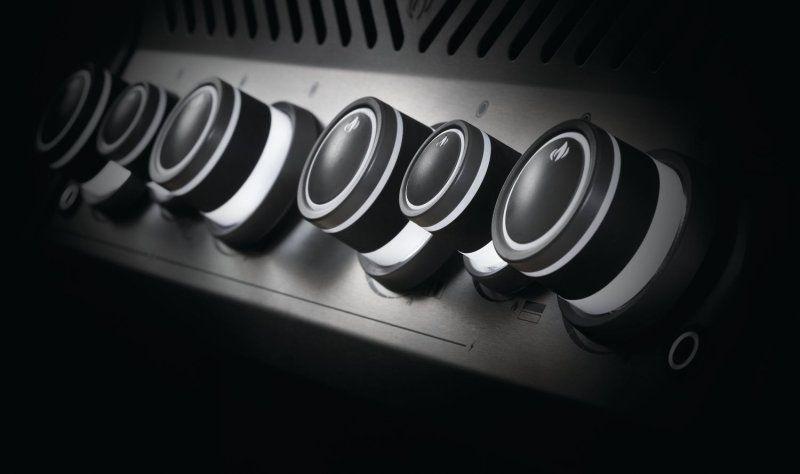 Napoleon Rogue SE 525 Gasgrill - all-black - mit Sizzle Zone und Heckbrenner - limited Edition 10 Jahre Grillfürst inkl. Abdeckhaube im Karton + Gussplatte