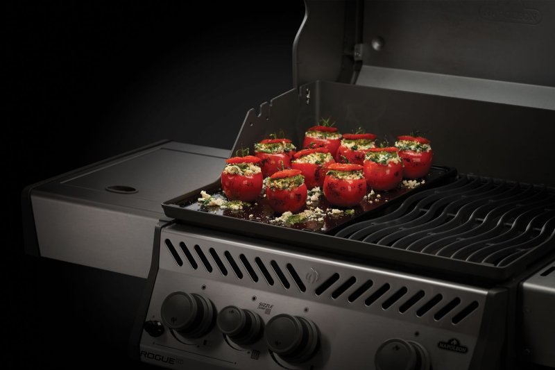 Napoleon Phantom Freestyle PRO 425 Gasgrill, Mattschwarz - mit Sizzle Zone und Edelstahlrosten - inkl. Abdeckhaube und Grillplatte - Modell 2026