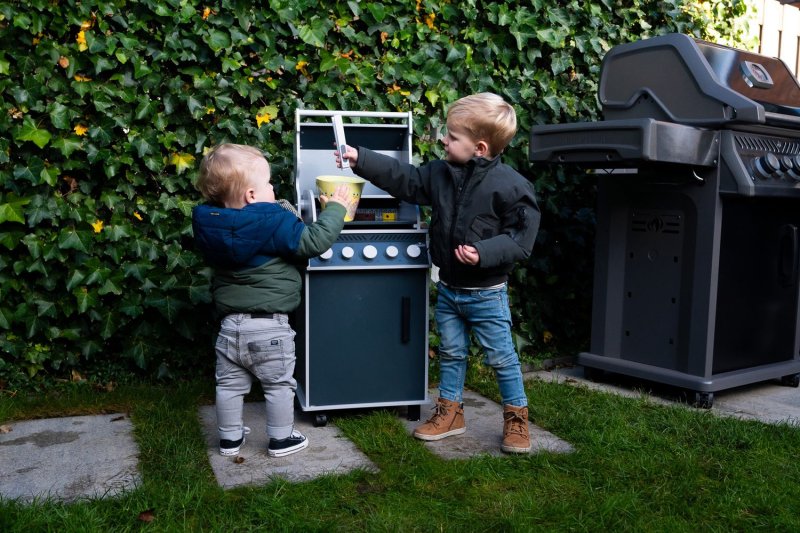 Napoleon Kids Grill inkl. BBQ Zubehör - Rogue SE 425, schwarz - Holzspielzeug für Kinder
