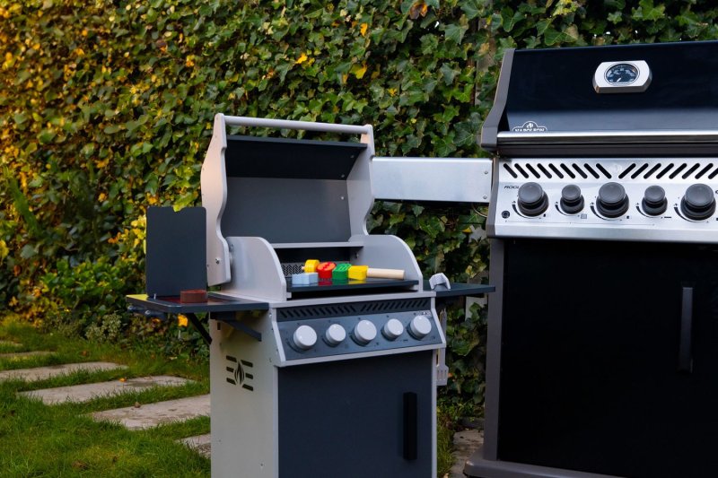 Napoleon Kids Grill inkl. BBQ Zubehör - Rogue SE 425, schwarz - Holzspielzeug für Kinder