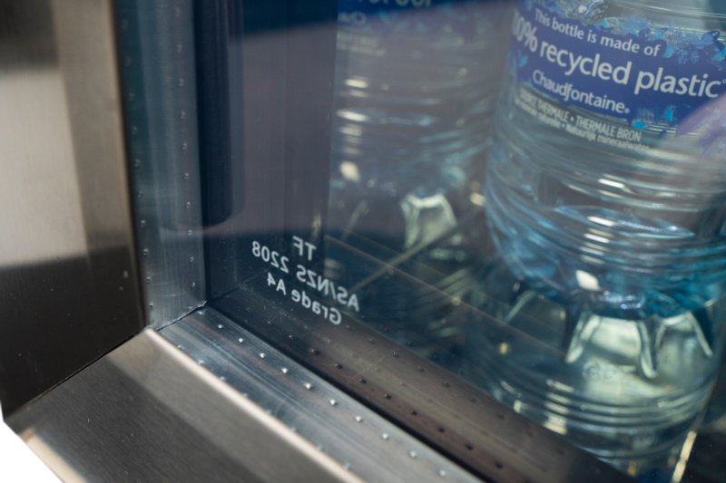 Napoleon Outdoor - Kühlschrank, 135 Liter, rechtsdrehende Tür mit Doppelverglasung und LED Beleuchtung - wasserdicht nach IP24