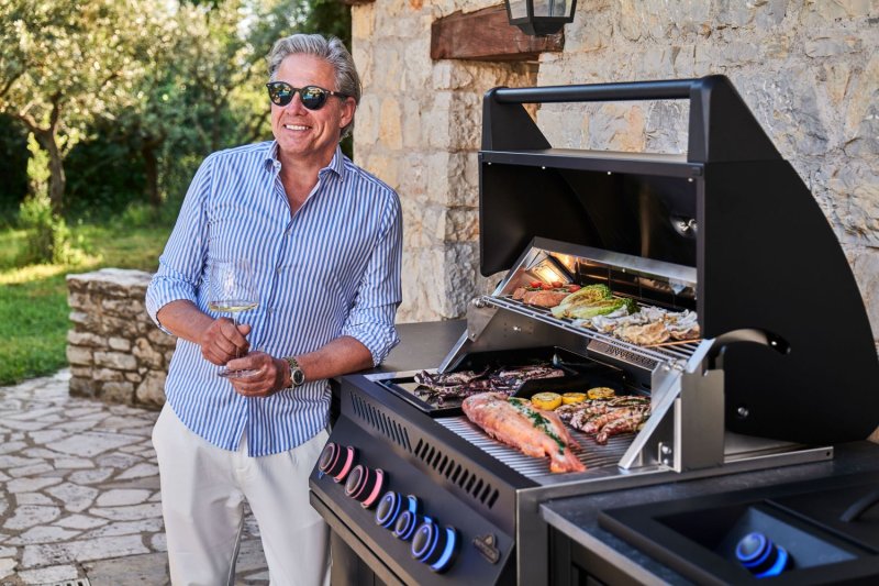 Napoleon Oasis Compact 105 Outdoor Küche - mattschwarz - mit BIG32 Einbaugrill und Einbau SIZZLE ZONE - inkl. Arbeitsplatte aus Feinsteinzeug