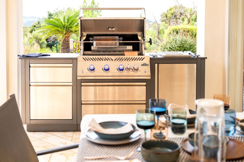 Napoleon Outdoor Küche Oasis Compact 105 mit BIG32-1 Einbaugrill und Einbau Sizzle Zone - inkl. Arbeitsplatte aus Feinsteinzeug