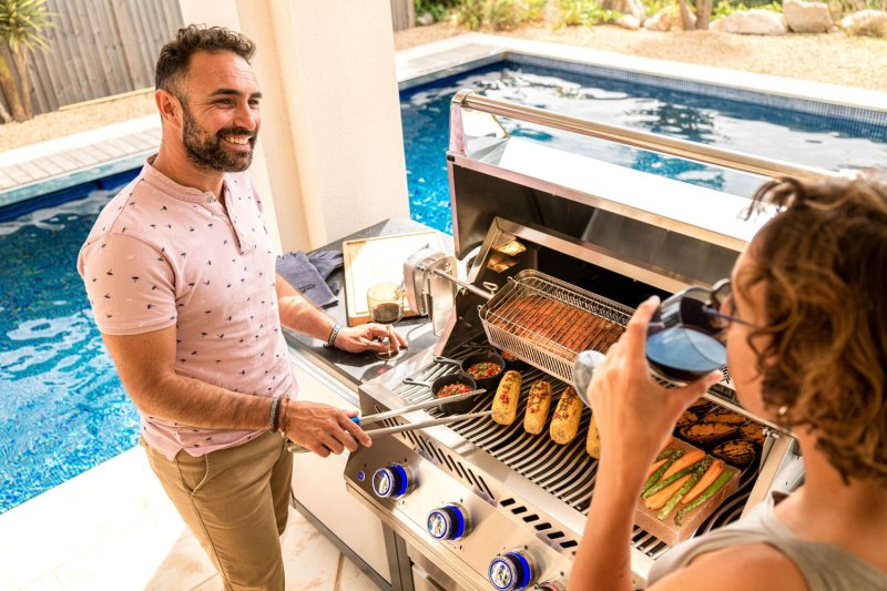 Napoleon Outdoor Küche Oasis Compact 105 mit BIG32-1 Einbaugrill und Einbau Sizzle Zone - inkl. Arbeitsplatte aus Feinsteinzeug