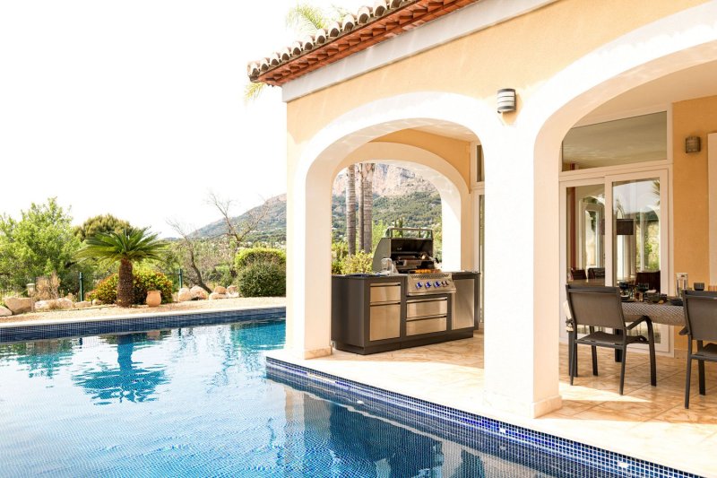 Napoleon Outdoor Küche Oasis Compact 105 mit BIG32-1 Einbaugrill und Einbau Sizzle Zone - inkl. Arbeitsplatte aus Feinsteinzeug