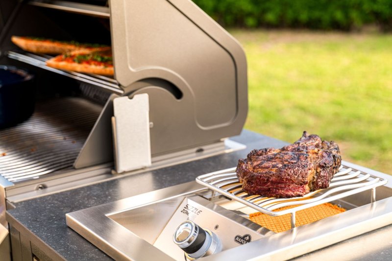 Napoleon Outdoor Küche Oasis Compact 105 mit Prestige 500 Einbaugrill und Einbau Sizzle Zone - inkl. Arbeitsplatte aus Feinsteinzeug