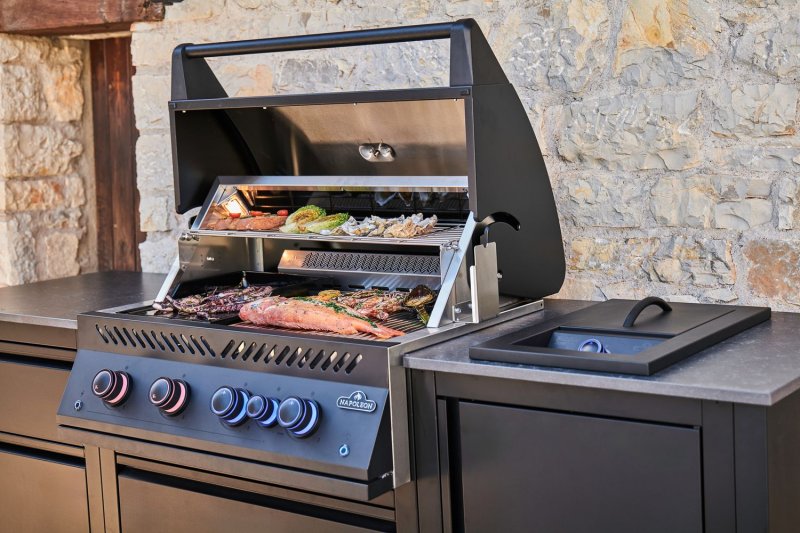 Napoleon Oasis Compact 106 Outdoor Küche - mattschwarz - mit BIG32 Einbaugrill und Einbau SIZZLE ZONE - inkl. Arbeitsplatte aus Feinsteinzeug
