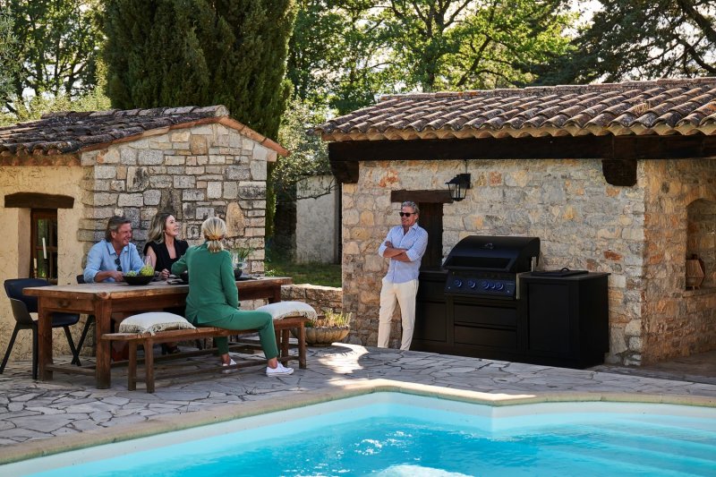 Napoleon Oasis Compact 106 Outdoor Küche - mattschwarz - mit BIG32 Einbaugrill und Einbau SIZZLE ZONE - inkl. Arbeitsplatte aus Feinsteinzeug