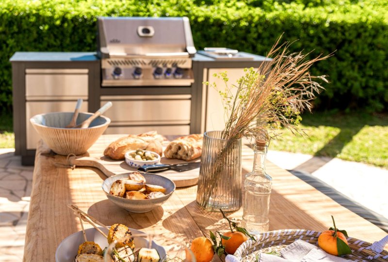 Napoleon Outdoor Küche Oasis Compact 105 mit Prestige 500 Einbaugrill und Einbau Sizzle Zone - inkl. Arbeitsplatte aus Feinsteinzeug