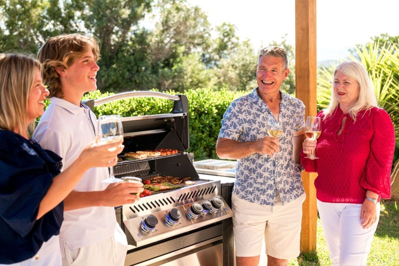 Napoleon Outdoor Küche Oasis Compact 105 mit Prestige 500 Einbaugrill und Einbau Sizzle Zone - inkl. Arbeitsplatte aus Feinsteinzeug