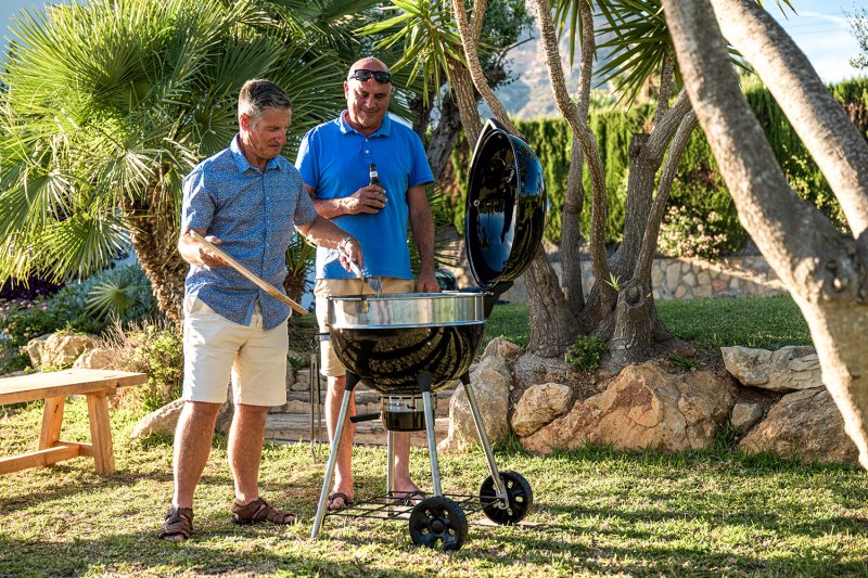 Napoleon PRO Holzkohlegrill Kugelgrill Ø 57 cm mit Gussrost und Deckelscharnier - Modell 2024