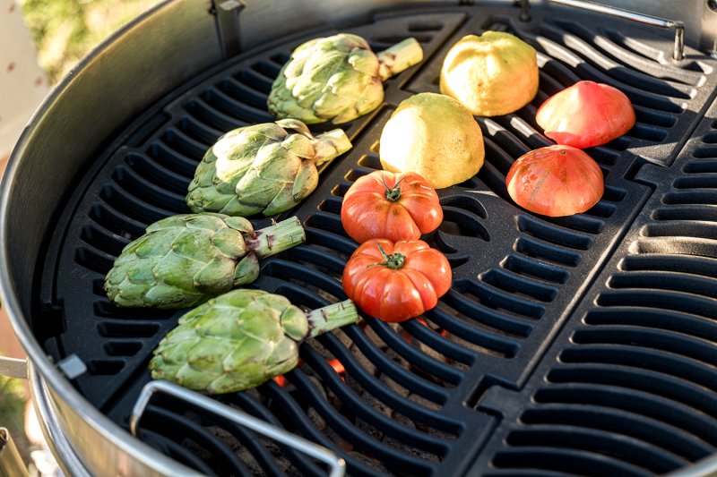 Napoleon PRO Holzkohlegrill Kugelgrill Ø 57 cm mit Gussrost und Deckelscharnier - Modell 2024