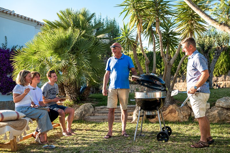 Napoleon PRO Holzkohlegrill Kugelgrill Ø 57 cm mit Gussrost und Deckelscharnier - Modell 2024