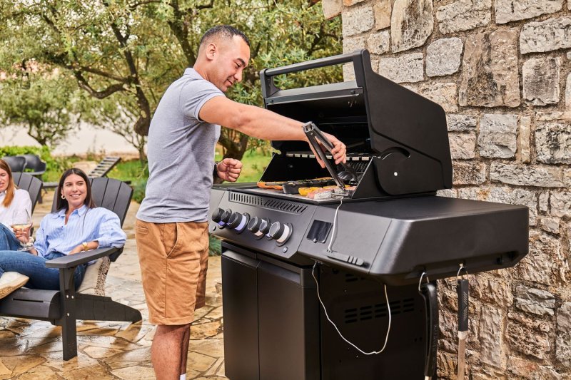 Napoleon Phantom Prestige 500 Connected Gasgrill - mit SIZZLE Zone und Heckbrenner - Edelstahl-Gussroste, Mattschwarz - Modell 2025