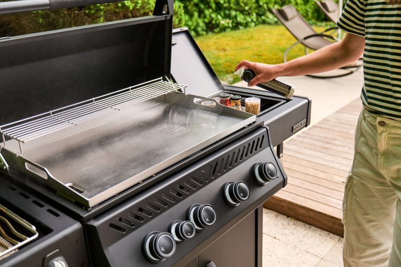 Napoleon Plancha Grill Phantom Rogue Pro 30 - mattschwarz - mit Sizzle Zone + Edelstahlplancha 70 x 44 cm