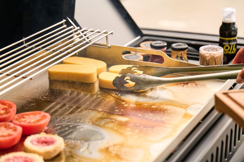 Napoleon Plancha Grill Phantom Rogue Pro 30 - mattschwarz - mit Sizzle Zone + Edelstahlplancha 70 x 44 cm