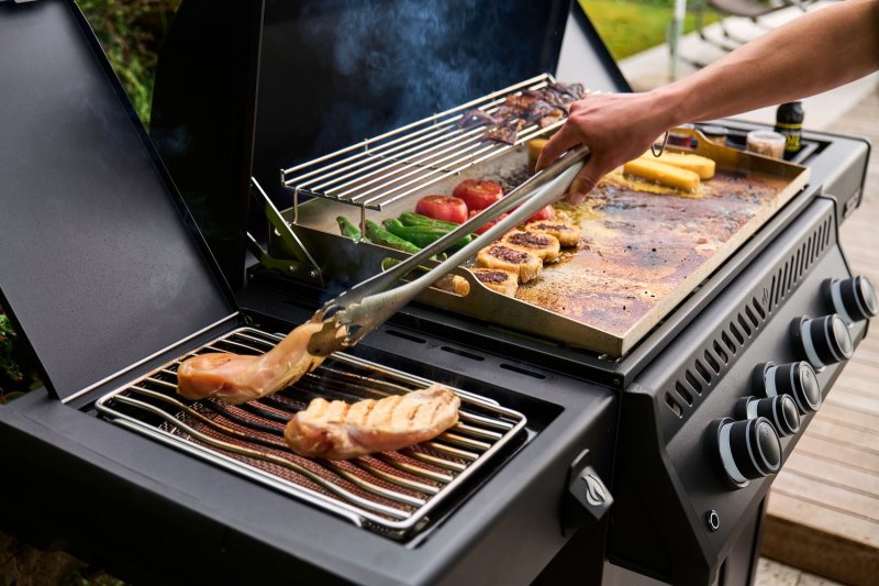 Napoleon Plancha Grill Phantom Rogue Pro 30 - mattschwarz - mit Sizzle Zone + Edelstahlplancha 70 x 44 cm