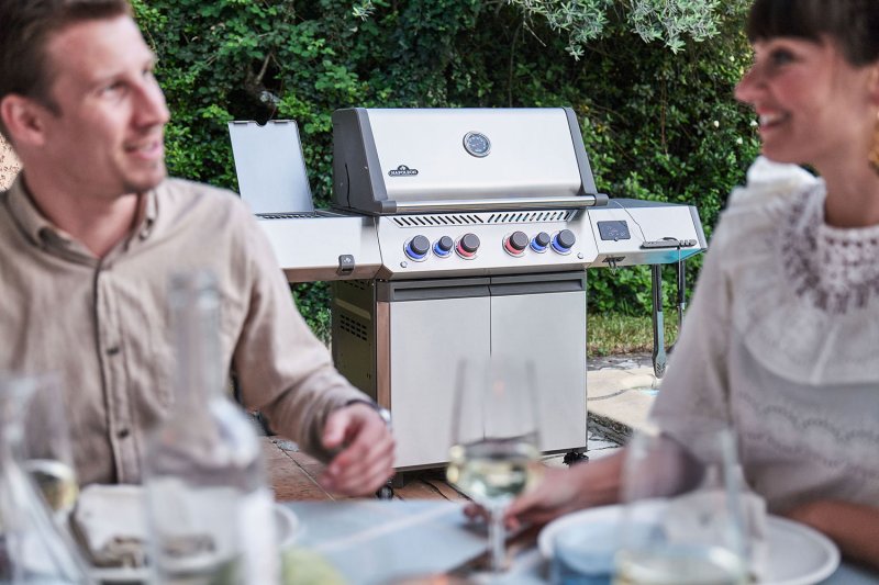 Napoleon Prestige 500 Connected Edelstahl Gasgrill - mit SIZZLE ZONE und Heckbrenner
